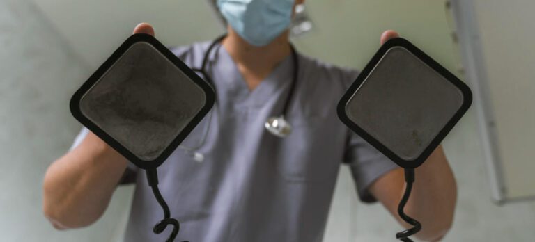 Lee más sobre el artículo Mantenimiento Preventivo de Desfibriladores: Garantiza su operatividad en emergencias